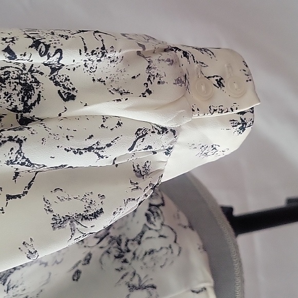 LUSH Woman V-Neck With Button Collar Black & Beige Floral Blouse, Size: S - Picture 8 of 10